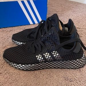Womens adidas, Deerupt runner size 8.0